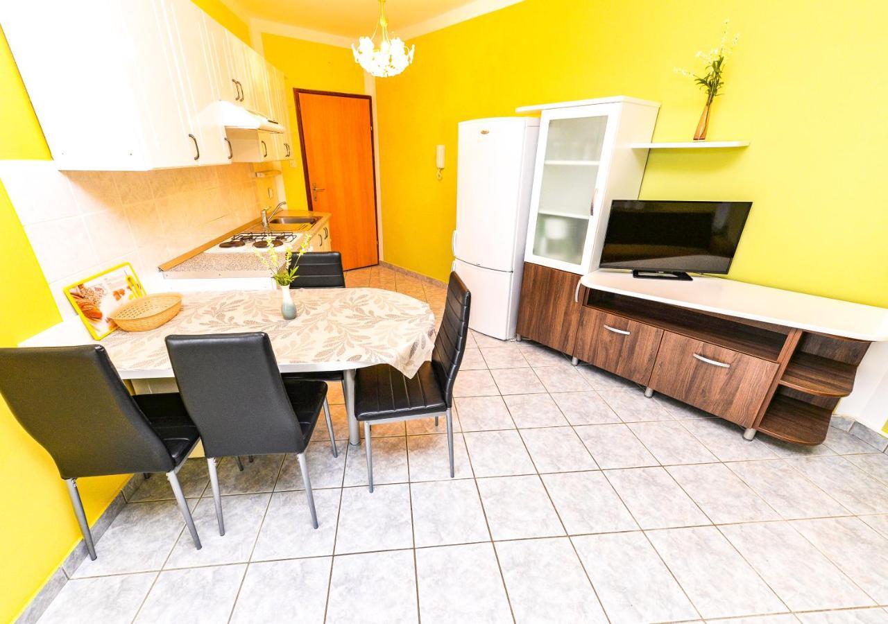 Apartments Hope Новаля Екстер'єр фото