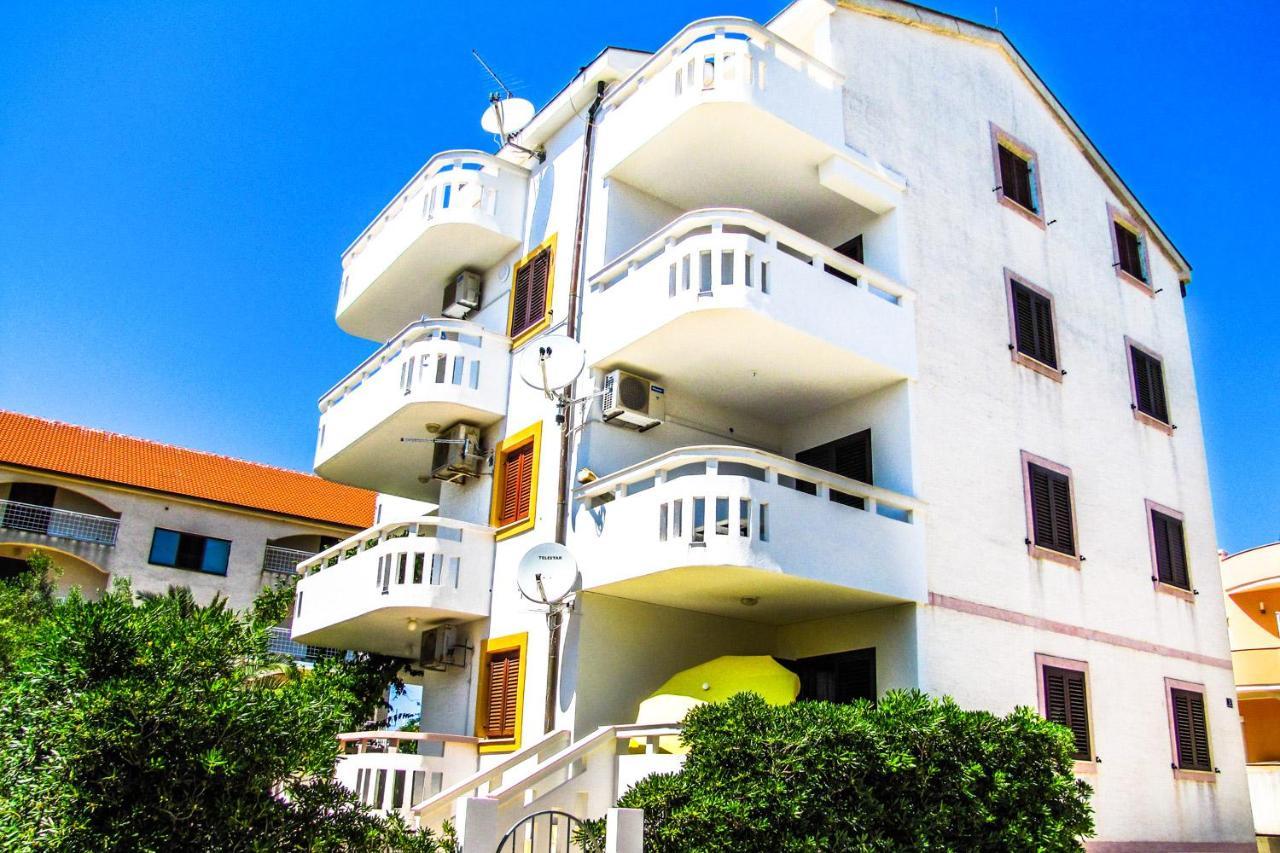 Apartments Hope Новаля Екстер'єр фото